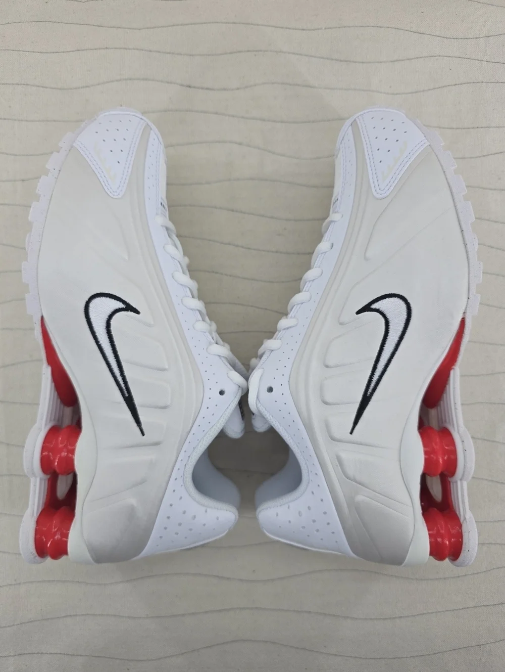 Nike Youth Shox R4 GS White Phantom Red Running Shoes CW2626-102 Size 6.5Y NEW